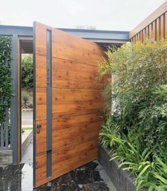 single swing gate